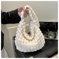 Sac à épaule blanc à texture bulle avec tissu plissé doux et fermeture à glissière - Blanc