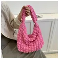 Sac à bandoulière rose fuchsia à texture froncée et tissu à bulles doux pour femmes - Rose Rouge