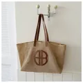 Sac cabas en paille avec anses en cuir marron et détail de logo circulaire - Style Épaule Simple / Marron