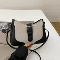 Bolso de hombro minimalista en lona beige y cuero negro con hebilla plateada elegante - Negro