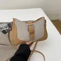 Bolso pequeño retro de tela tejida beige con ribete de cuero marrón y hebilla - Caqui