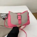 Bolso de hombro en rosa y beige con detalle de hebilla y correa delgada ajustable - Rosa Roja