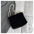 Sac à bandoulière noir en peluche avec sangle en perles et texture fausse fourrure - Noir