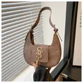 Detailansicht der braunen Crescent Hobo-Bag mit goldenem Logo und Fransenanhänger - Braun