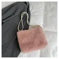 Sac à bandoulière en peluche rose pour femme avec doubles anses en perles et texture douce - Rose
