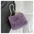 Sac à main en fausse fourrure violette avec bandoulière en perles et métal doré - Violet