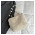 Sac bandoulière chic en fausse fourrure blanche avec double bandoulière en perles - Blanc