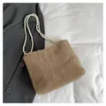 Sac à main carré en fausse fourrure marron clair avec double chaîne de perles chic - Marron