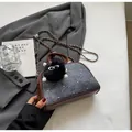 Detalle de bolso vaquero acolchado con perlas, ribetes de piel sintética y amuleto - Marrón Y Azul Pequeño