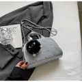 Detalle de bolso bandolera de mezclilla plateada con cadena de metal, remaches y pompón - Plateado & Azul Claro Pequeño