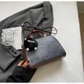 Detalle del bolso bandolera vaquero con acolchado en V, tachuelas plateadas y amuleto peluche - Marrón Y Azul Grande