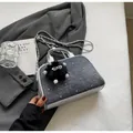 Detalle del bolso vaquero con remaches plateados, cadena de metal y pompón negro - Plateado & Negro Pequeño