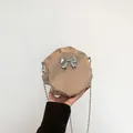 Sac bandoulière rond plissé beige avec nœud argenté et bandoulière en chaîne - Kaki