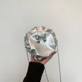 Sac bandoulière rond plissé argenté avec nœud 3D et fine bandoulière en chaîne à billes - Argent