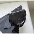 Détail du sac à chaîne vintage noir avec texture matelassée en V et fermoir métal - Noir