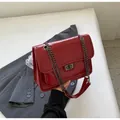 Sac bandoulière rouge brillant avec surpiqûres en chevron et fermoir rotatif - Bordeaux