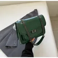 Sac bandoulière vert foncé à chaîne avec texture matelassée en V et fermoir métal - Vert