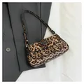 Sac à bandoulière chic imprimé léopard avec forme baguette vintage et plaque logo - Café