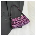 Sac sous le bras tendance à imprimé léopard violet avec logo triangulaire en métal - Violet