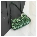Sac sous le bras tendance avec imprimé léopard vert et triangle en métal sur un costume - Vert