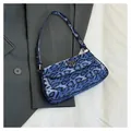 Sac baguette tendance à imprimé léopard bleu avec bandoulière noire et logo - Bleu