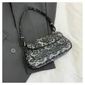 Sac d'épaule léopard tendance avec texture pelucheuse et logo métallique triangulaire - Gris