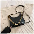 Bolso hobo negro acolchado con cadena dorada y elegante diseño de patrón romboidal - Pequeño / Negro