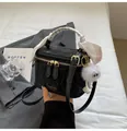 Detail van zwarte doosvormige tas met marmerpatroon zijden handvat en pluche monsterhanger - Zwart