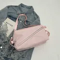Borsa a tracolla in nylon rosa con cerniera diagonale e grande capacità per l'uso - Rosa