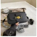 Sac bandoulière en cuir noir classique avec fermoir doré et bandoulière tissée - Noir