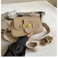 Sac bandoulière beige à motif litchi avec fermoir doré et bandoulière jacquard - Kaki