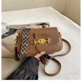 Sac bandoulière en cuir grainé marron avec fermoir doré et large sangle à motifs - Marron