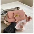 Sac bandoulière en cuir rose avec large bandoulière à motifs et fermoir doré - Rose
