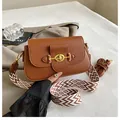Sac bandoulière en cuir marron avec fermoir doré et large sangle géométrique - Couleur caramel