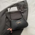 Sac sous le bras noir en similicuir avec boucle nœud dorée élégante pour femme - Noir