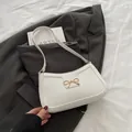 Sac sous le bras blanc en similicuir avec un nœud doré et une bandoulière chic - Blanc
