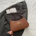 Sac à bandoulière en similicuir marron mat avec boucle de nœud doré et sangle fixe - Marron