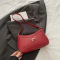 Sac à épaule rouge chic avec boucle de nœud dorée pour un style féminin élégant - Rouge