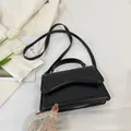 Minimalistische schwarze Umhängetasche mit gewellter Klappe und verstellbarem Schultergurt - Schwarz