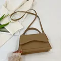 Minimalistische erdbraune Leder-Umhängetasche in quadratischer Form mit elegantem Griff - Khaki