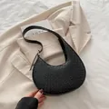 Schicke schwarze Halbmond-Schultertasche mit Webstruktur und goldenem Metallring - Schwarz