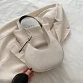 Minimalistische cremeweiße Halbmondtasche mit Webstruktur und verstellbarem Riemen - Weiß