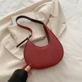 Elegante weinrote Halbmond-Schultertasche mit geprägter Webstruktur aus PU-Leder - Rot