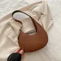 Braune Halbmond-Tasche mit Krokodil-Prägung, minimalistischem Webmuster und Golddetails - Braun