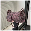 Elegante borsa baguette leopardata nei toni marrone-rosso con dettagli dorati - caffè