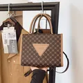 Borsa tote vintage marrone con stampa geometrica e dettaglio logo triangolare in mano - Marrone