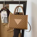 Borsa tote marrone con motivo monogramma, logo a triangolo e tracolla regolabile - Marrone