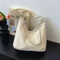 Sac hobo beige minimaliste avec large bandoulière et détail de chaîne en métal - Avec Pendentif / Blanc