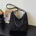 Sac hobo noir plissé avec chaîne argentée et bandoulière fine en cuir élégante - Avec Pendentif / Noir