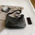 Minimalistische schwarze Halbmond-Schultertasche mit verstellbarem Riemen aus PU-Leder - Schwarz